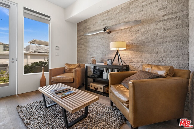 Building Photo - 1250 N Harper Ave