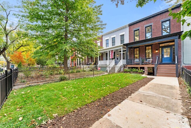 Building Photo - Renovated Hill East 3BR Near Metro + Parking