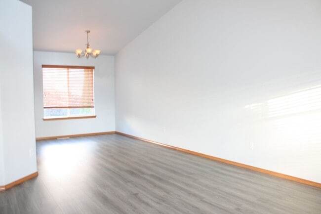 Building Photo - 3 bdrm, 2.5 Bath, 2 car Garage, Gas heat, ...