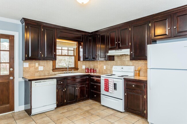 Building Photo - 1719 Centre St W