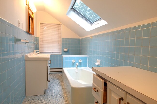 Building Photo - Country Charmer