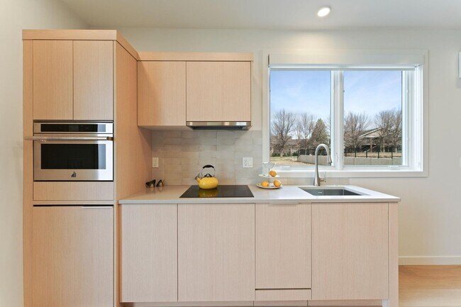 Building Photo - 211 SW Log Ct