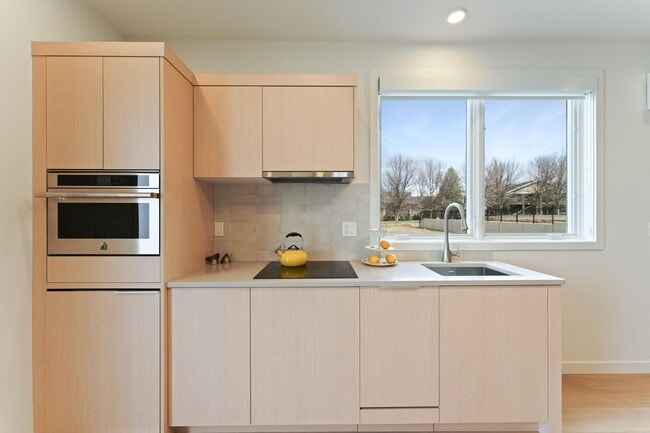 Building Photo - 4Bed 3.5 Bath - Views - Studio