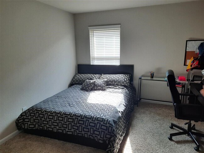 Building Photo - 3326 Sumac Dr