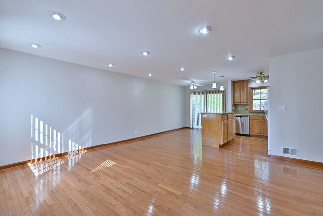 Building Photo - 714 N Lakeside Dr