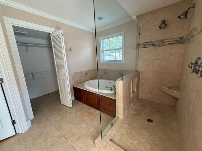 Building Photo - Gulf Breeze - Proper - 5 bedroom, 3.5 bathroom with pool and lawn care included