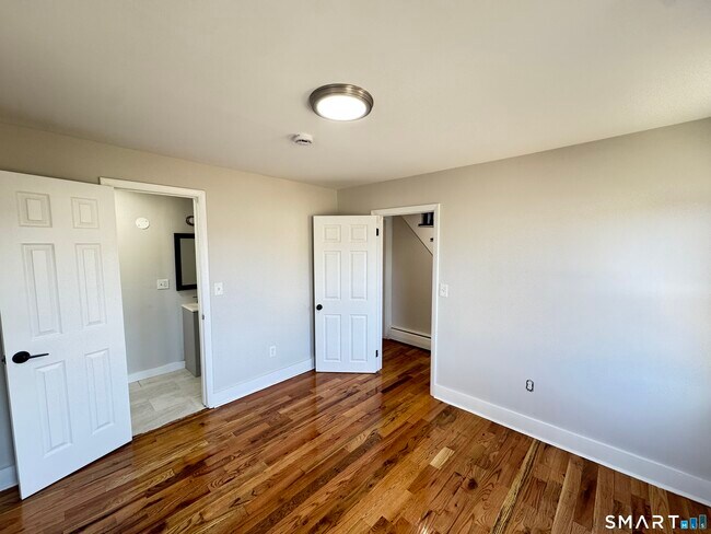 Building Photo - 137 Middletown Ave