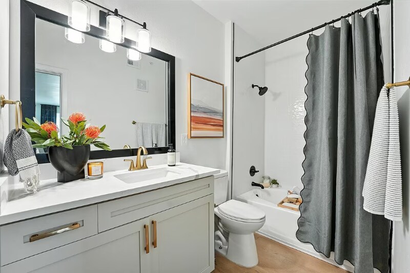 Building Photo - 1001 Ross Ave