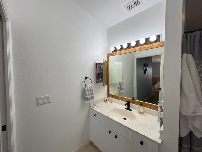 Building Photo - 20068 Lake Vista Cir N