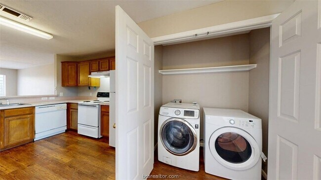 Building Photo - 1507 Hollow Hill Dr