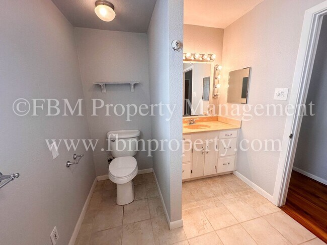 Building Photo - 603 E Lampasas St