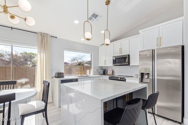 Building Photo - 16019 W Linden St