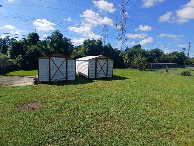 Building Photo - Newly Renovated 3 bedroom 1.5 bathroom in ...