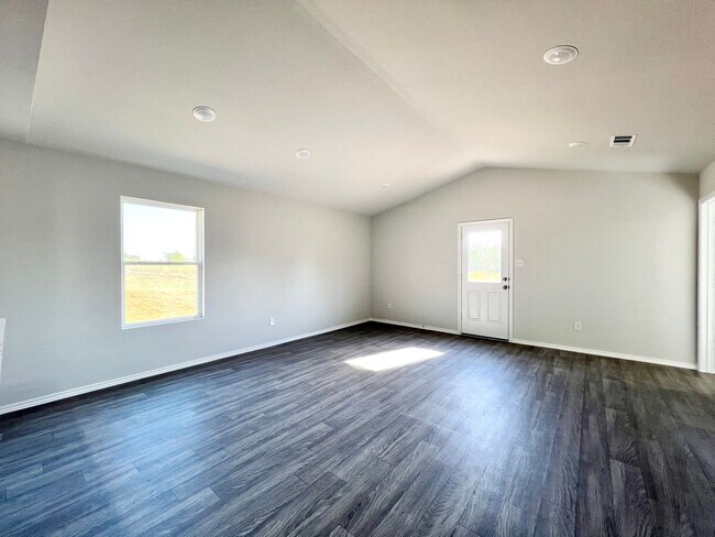 Building Photo - New 4 bedroom, 2 bath in Treaty Oaks Community