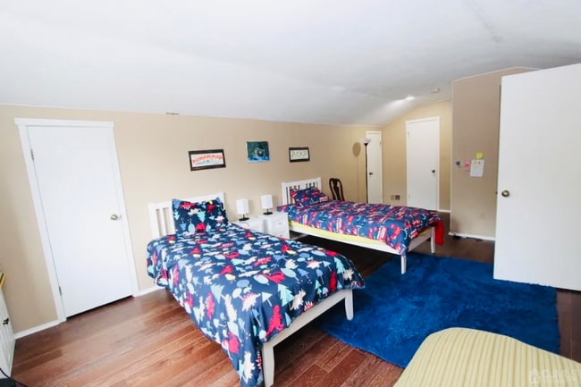 Building Photo - 587 Sayre Dr