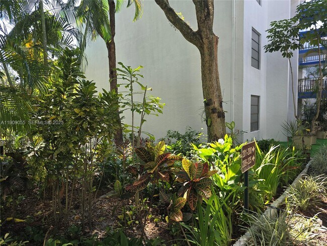 Building Photo - 6010 S Falls Cir Dr