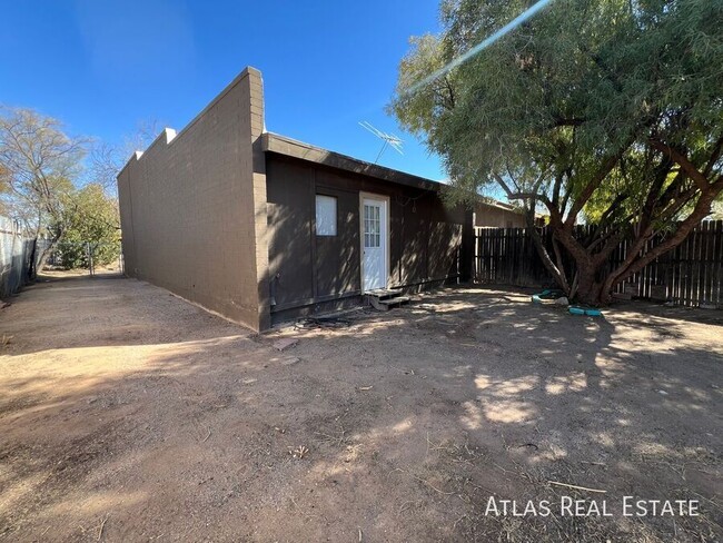 Building Photo - 2 BED / 1 BATH WITH PRIVATE BACKYARD