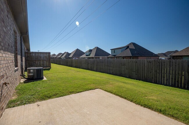 Building Photo - 3-bedroom, 2-bathroom home located in the beautiful Pea Ridge, A