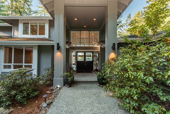 Building Photo - Beautiful Custom Home Overlooking Sequim Bay