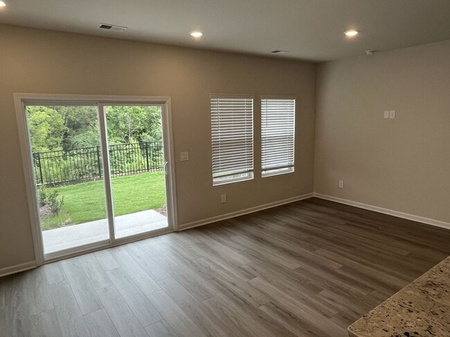 Building Photo - Newer3 Bed townhome in Concord