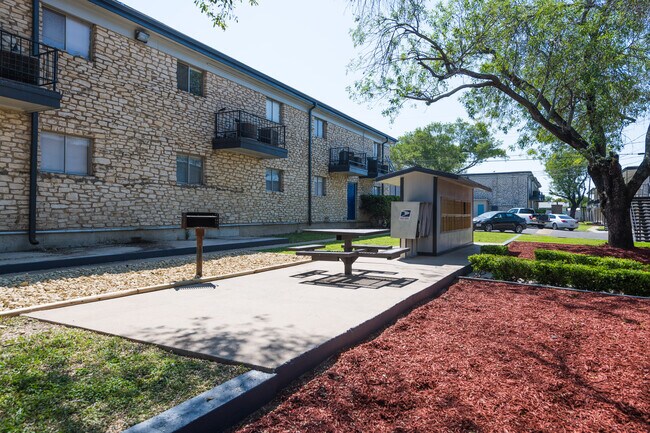 Building Photo - 708 Santa Rosa Dr