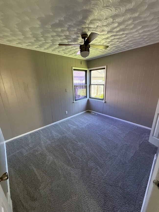 Building Photo - 3 Bedroom Single family with fenced in yard