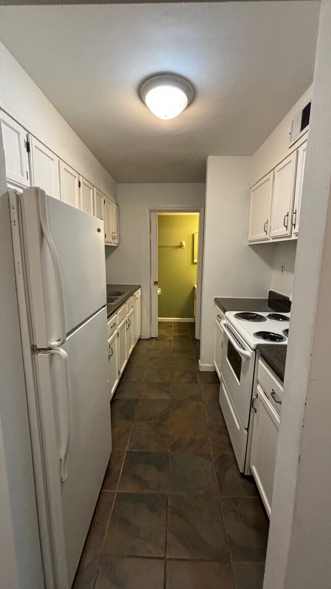 Building Photo - 348 N Newstead Ave