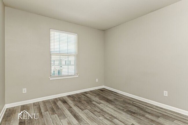 Building Photo - 2815 Praline Ferry