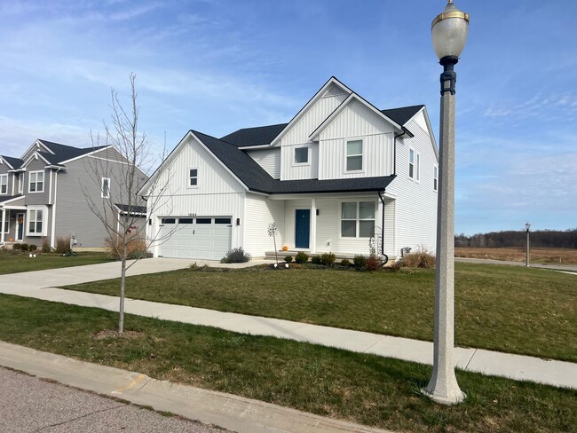 Building Photo - 1894 Nightingale Dr