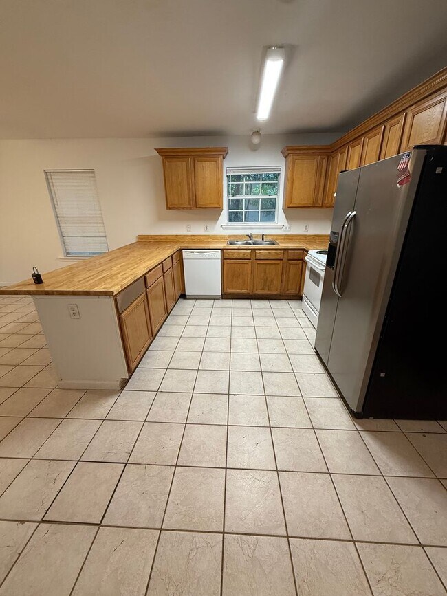 Primary Photo - 519 W 6th Ave