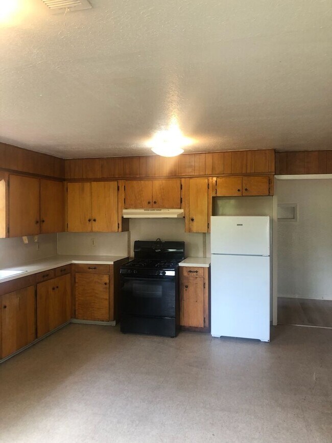 Building Photo - Huge 3 bedroom/1 bath upstairs apartment with Water, Gas Range and Refrigerator!