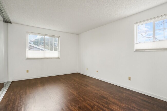 Building Photo - Aurora - 2 Bedroom 2 Bath Condo - Garage, Washer/Dryer - Community Pool