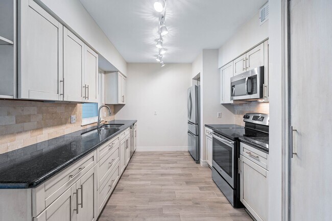 Building Photo - 1928 Augusta Dr