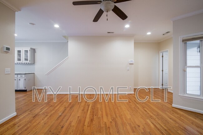 Building Photo - 807 Greenleaf Ave