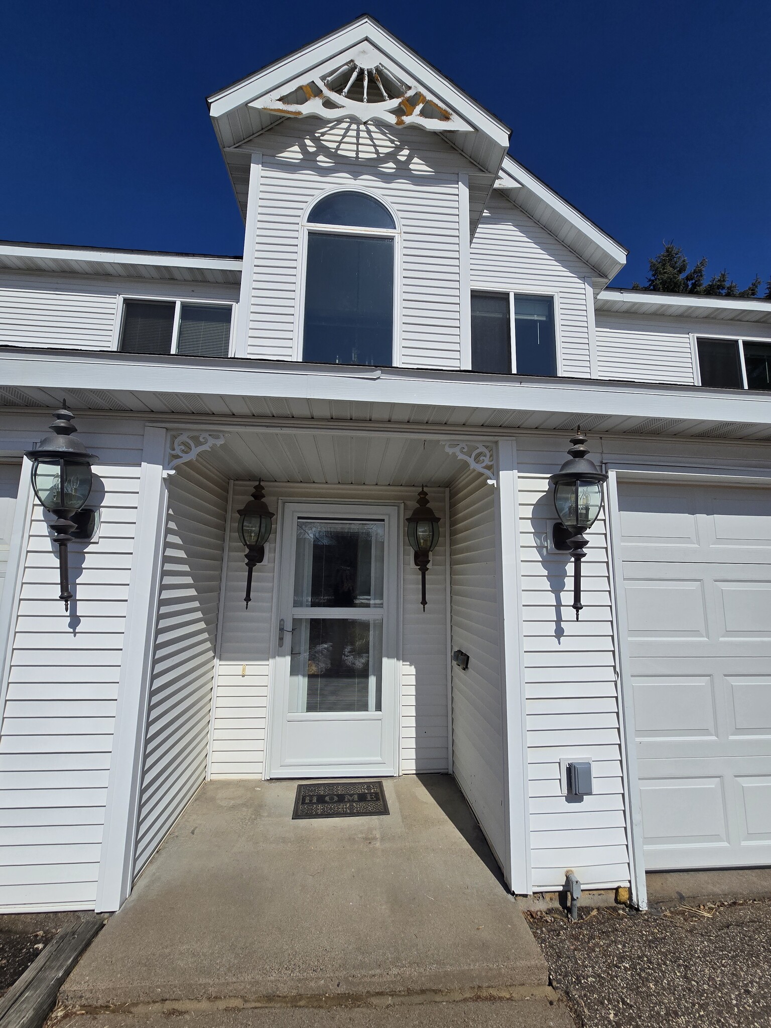 Covered entry - 1640 Terrill St