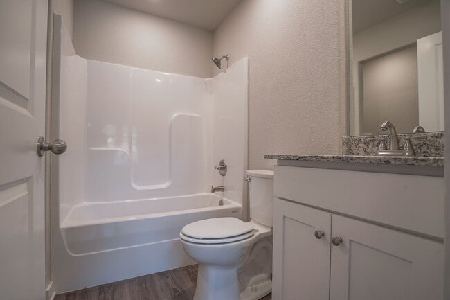 Building Photo - 2 Bedroom 2 Bath home located in Fayetteville!