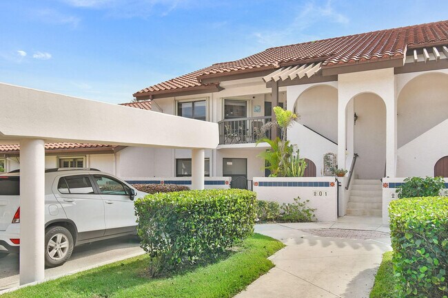 Building Photo - 6040 SE Martinique Dr