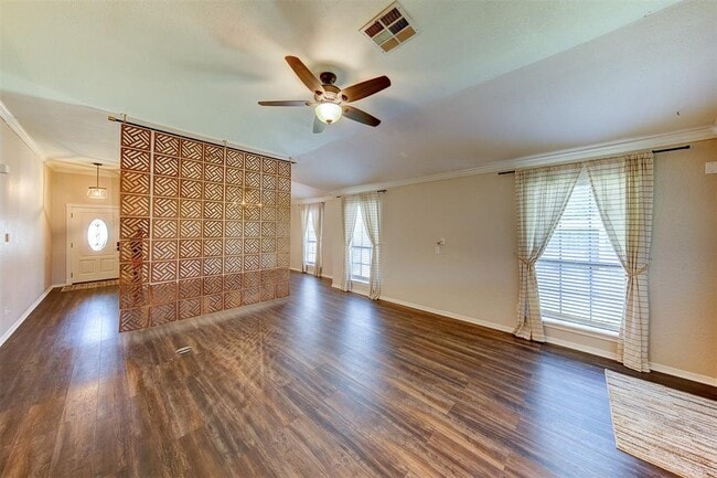 Building Photo - 402 Live Oak Ln