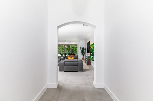 Building Photo - 9841 Colonial Walk S