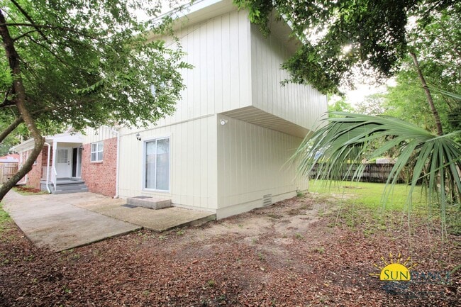 Building Photo - Stunning 4 Bedroom Home in Fort Walton Beach