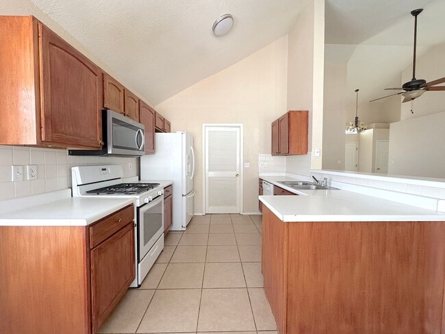 Building Photo - East El Paso 3bed/2bath Refrig A/C!