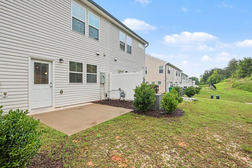 Building Photo - 909 Falls Grove Trl