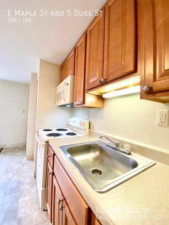 Building Photo - 501 E Maple St