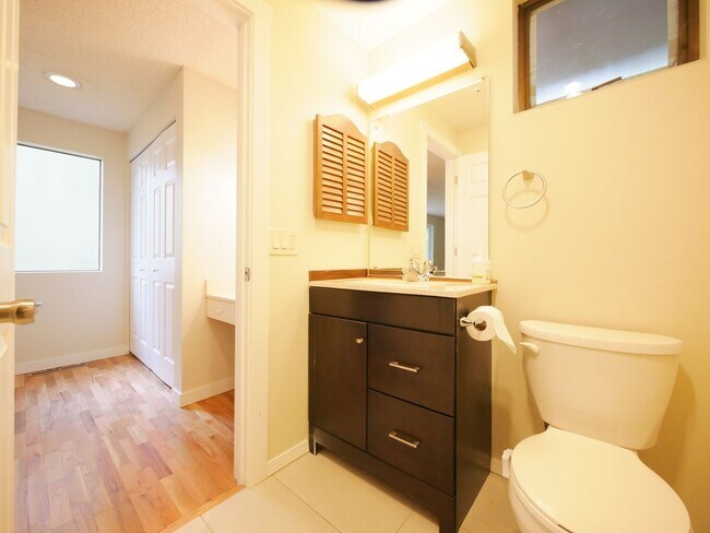 Building Photo - 3 Bed and 3 Bath Plus Office Private Singl...