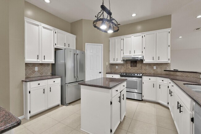 Building Photo - 3030 Hemingway Dr