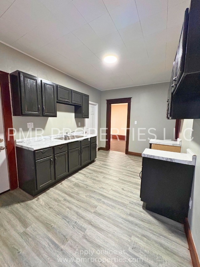 Building Photo - 3 Bedrooms/1 Bathroom House