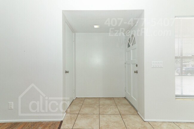 Building Photo - Charming 3/2 with Carport in Sanford
