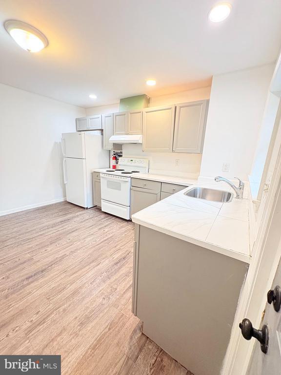 Building Photo - 1630 E 9th St