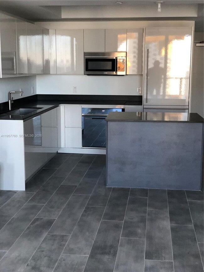 Building Photo - 1010 Brickell Ave