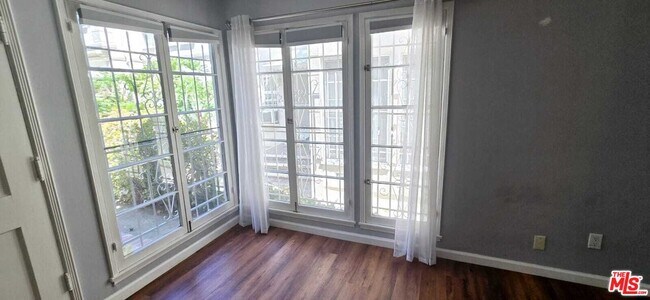 Building Photo - 158 S Elm Dr